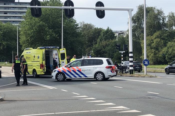 Auto botst op scootmobiel