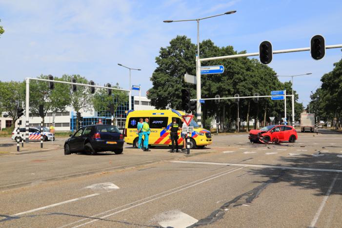 Foto-update: #Amersfoort Enorme ravage na aanrijding op kruising Computerweg Amersfoort.