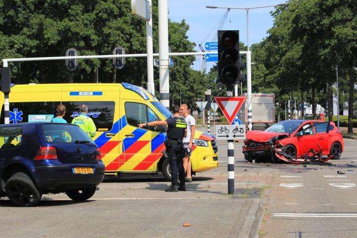 Enorme ravage na aanrijding op kruising