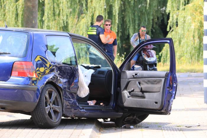 Enorme ravage na aanrijding op kruising