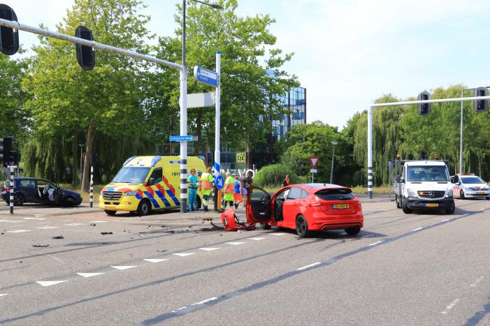 Enorme ravage na aanrijding op kruising