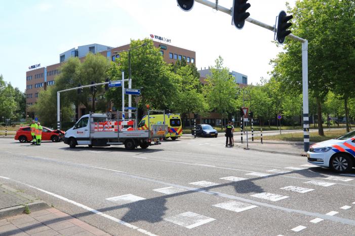 Enorme ravage na aanrijding op kruising