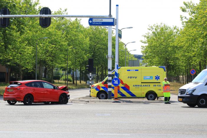 Enorme ravage na aanrijding op kruising