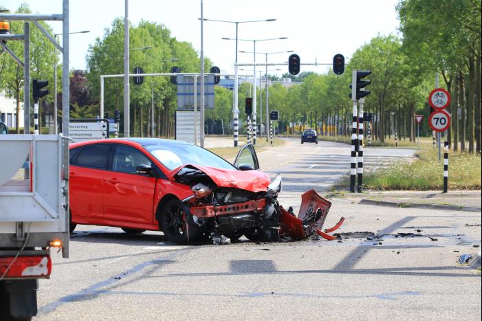 Enorme ravage na aanrijding op kruising
