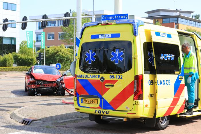 Enorme ravage na aanrijding op kruising