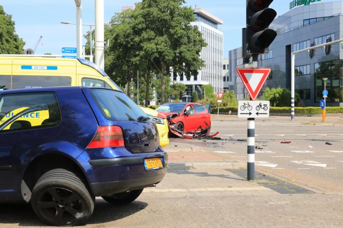 Enorme ravage na aanrijding op kruising