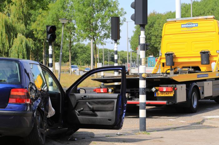 Enorme ravage na aanrijding op kruising