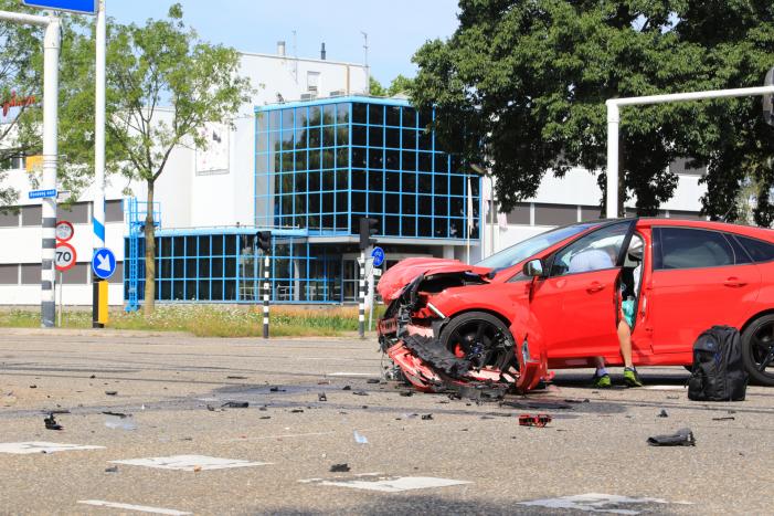 Enorme ravage na aanrijding op kruising