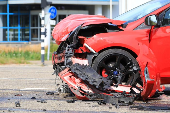 Enorme ravage na aanrijding op kruising