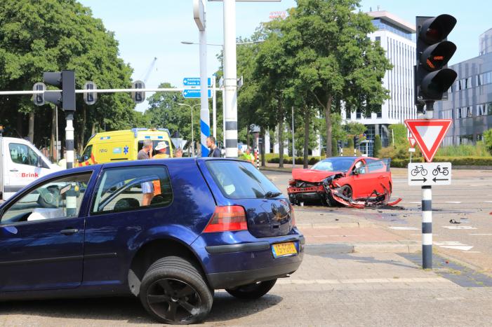 Enorme ravage na aanrijding op kruising