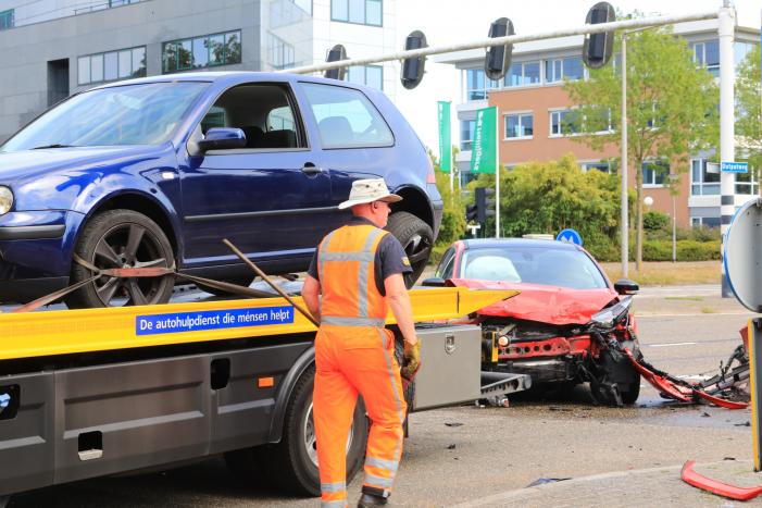 Enorme ravage na aanrijding op kruising