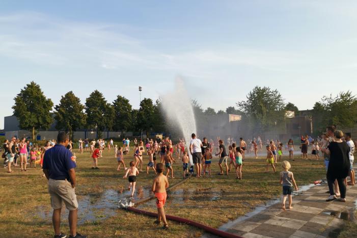 Brandweer zorgt voor waterpret in Maandereng