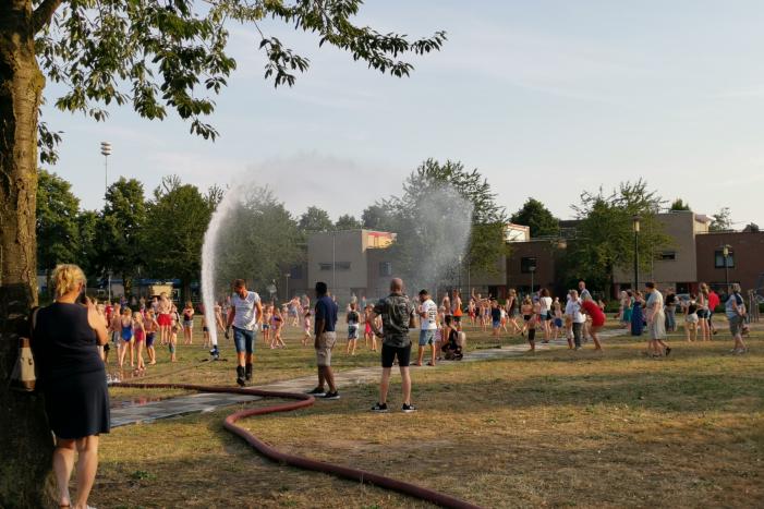 Brandweer zorgt voor waterpret in Maandereng