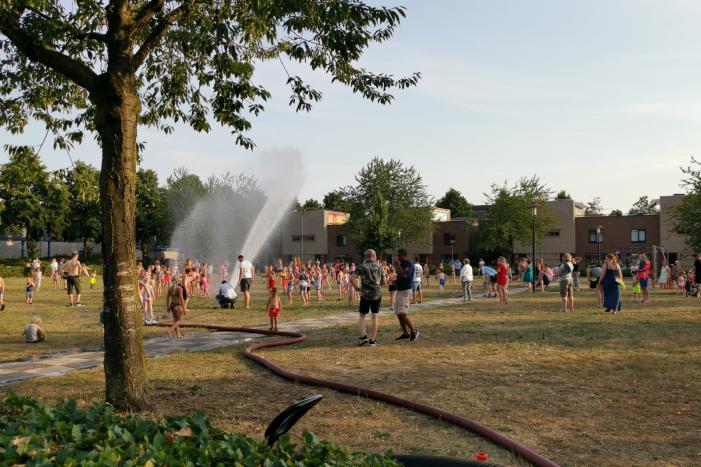 Brandweer zorgt voor waterpret in Maandereng