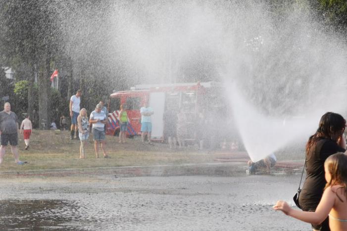 Brandweer zorgt voor waterpret in Maandereng