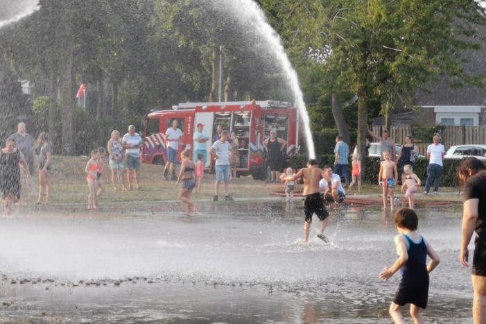 Brandweer zorgt voor waterpret in Maandereng