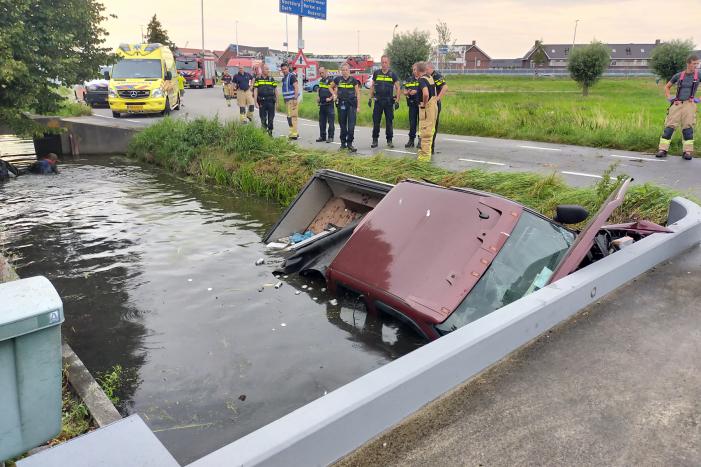 Terreinwagen belandt in sloot