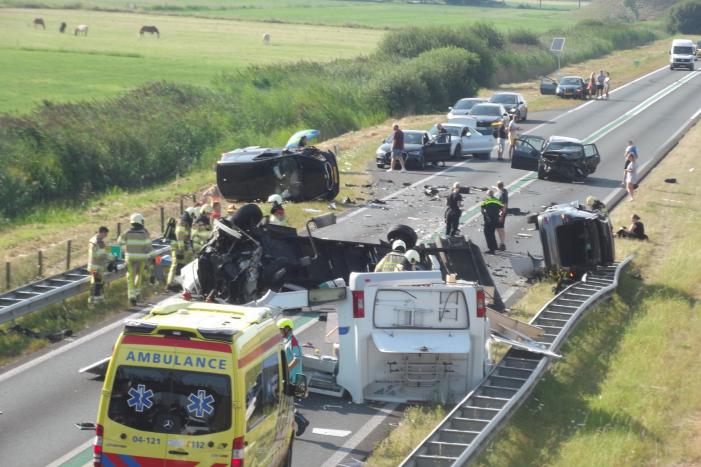 Grote ravage op snelweg na verkeersongeval