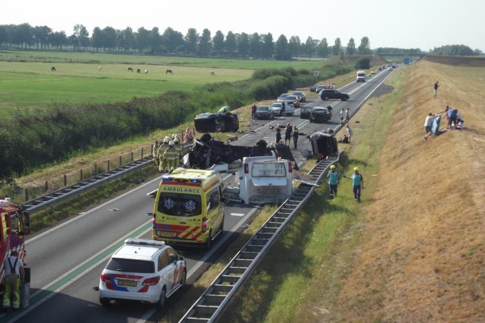 Grote ravage op snelweg na verkeersongeval