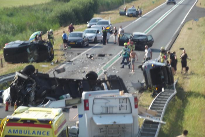 Grote ravage op snelweg na verkeersongeval
