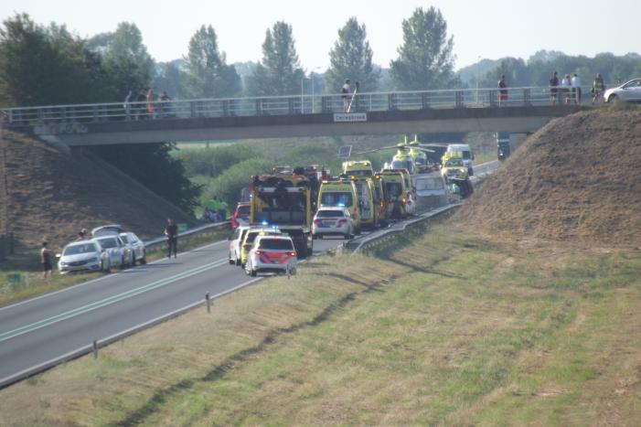 Grote ravage op snelweg na verkeersongeval