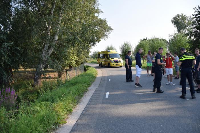 Motorrijder gaat hard onderuit en raakt gewond