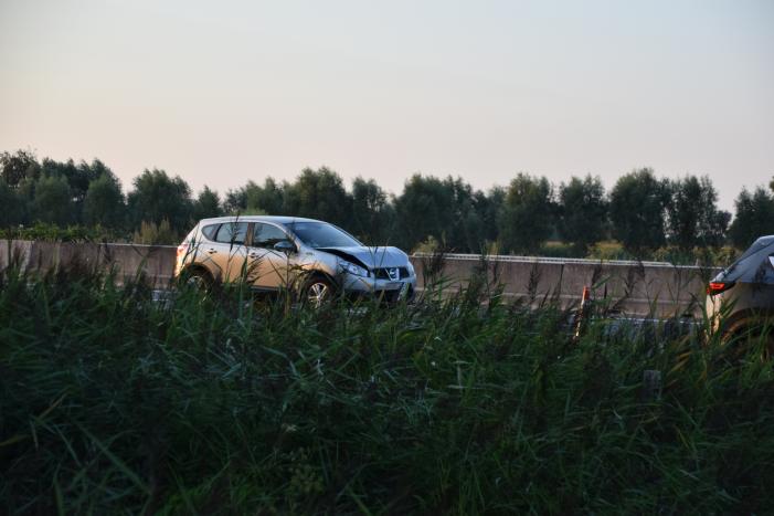 Meerdere auto's met elkaar in botsing op snelweg