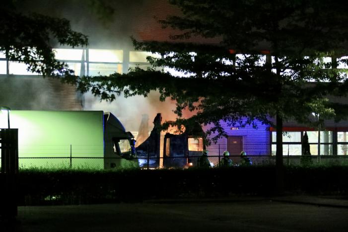Meerdere vrachtwagens in brand sorteercentrum PostNL