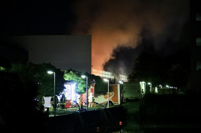 Meerdere vrachtwagens in brand sorteercentrum PostNL