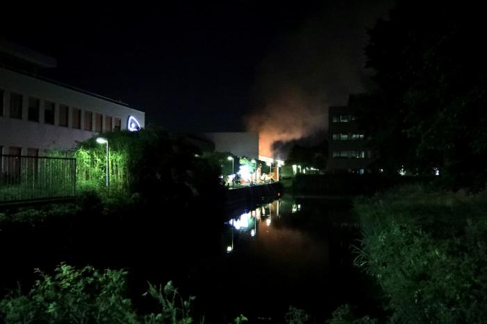 Meerdere vrachtwagens in brand sorteercentrum PostNL