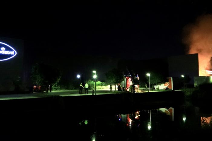 Meerdere vrachtwagens in brand sorteercentrum PostNL