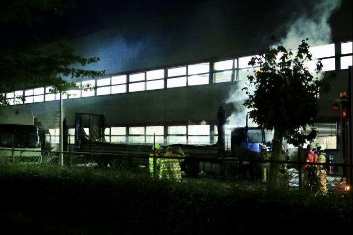 Meerdere vrachtwagens in brand sorteercentrum PostNL