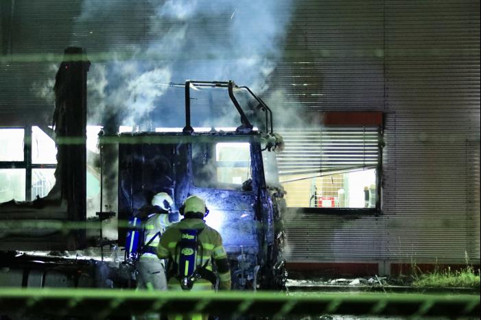 Meerdere vrachtwagens in brand sorteercentrum PostNL