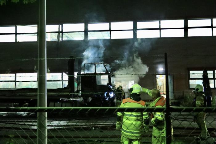 Meerdere vrachtwagens in brand sorteercentrum PostNL