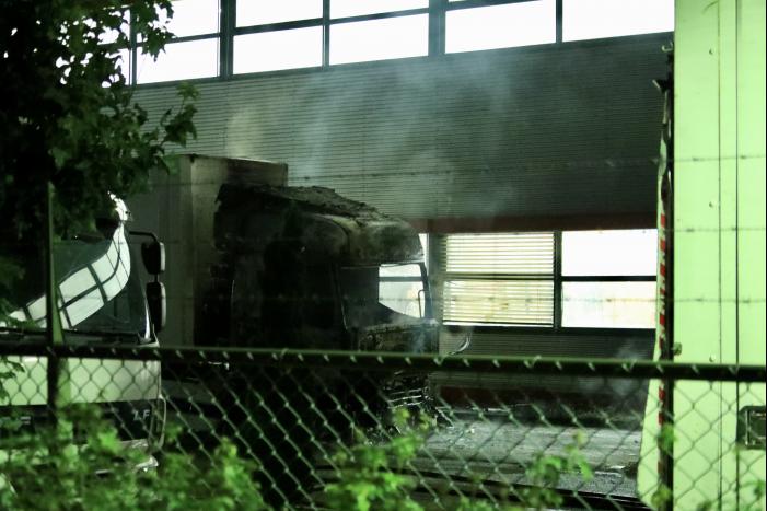 Meerdere vrachtwagens in brand sorteercentrum PostNL