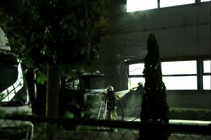 Meerdere vrachtwagens in brand sorteercentrum PostNL