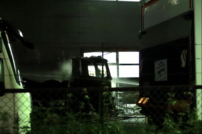 Meerdere vrachtwagens in brand sorteercentrum PostNL