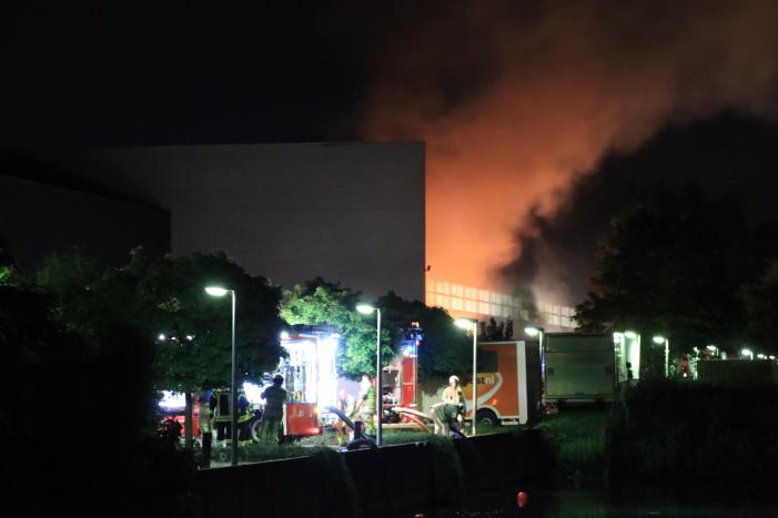 Meerdere vrachtwagens in brand sorteercentrum PostNL