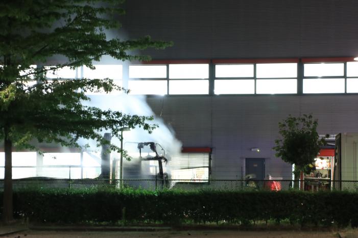 Meerdere vrachtwagens in brand sorteercentrum PostNL