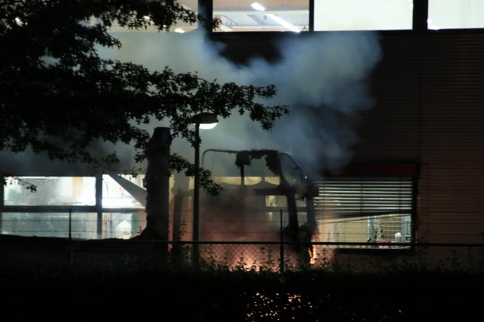 Meerdere vrachtwagens in brand sorteercentrum PostNL