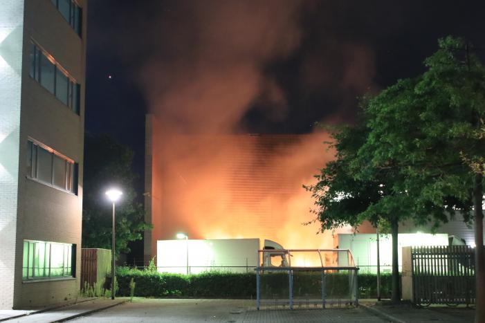 Meerdere vrachtwagens in brand sorteercentrum PostNL