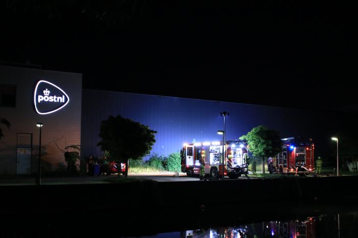Meerdere vrachtwagens in brand sorteercentrum PostNL
