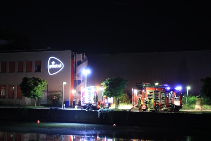 Meerdere vrachtwagens in brand sorteercentrum PostNL