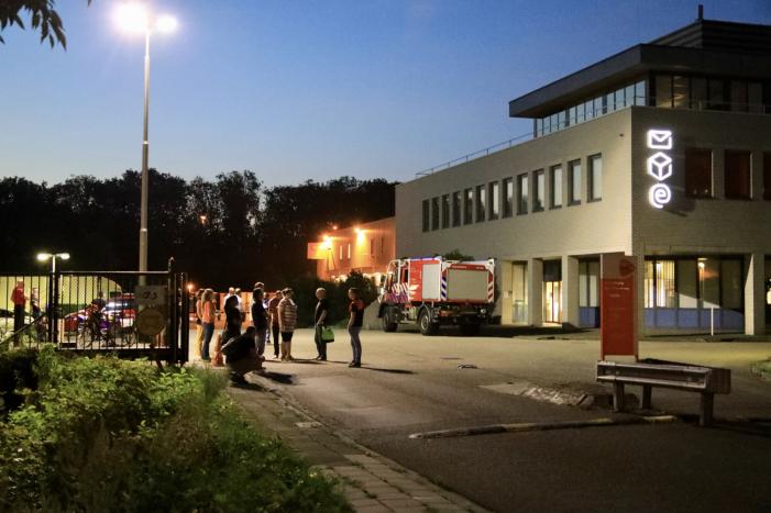Meerdere vrachtwagens in brand sorteercentrum PostNL