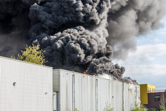 Brandweerlieden uren druk met complexe brand in bedrijfspand