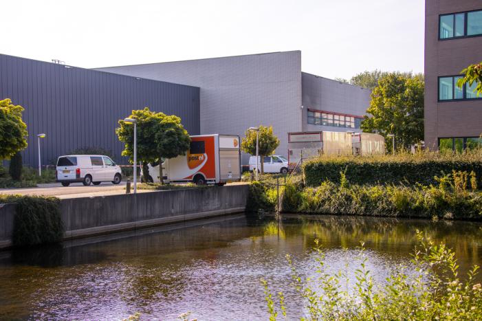 Enorme schade bij brand in vrachtwagens bij PostNL