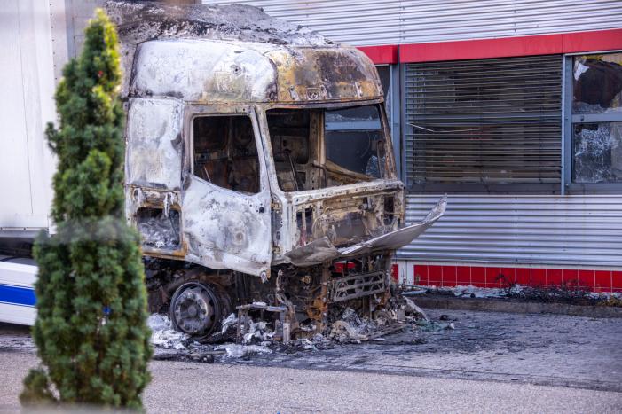 Enorme schade bij brand in vrachtwagens bij PostNL