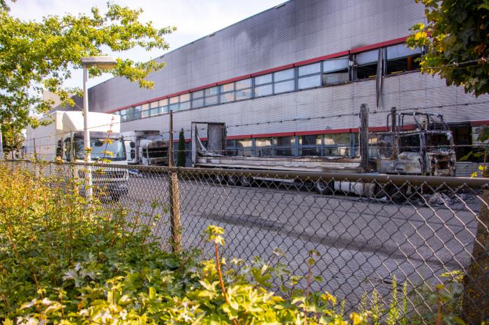 Enorme schade bij brand in vrachtwagens bij PostNL