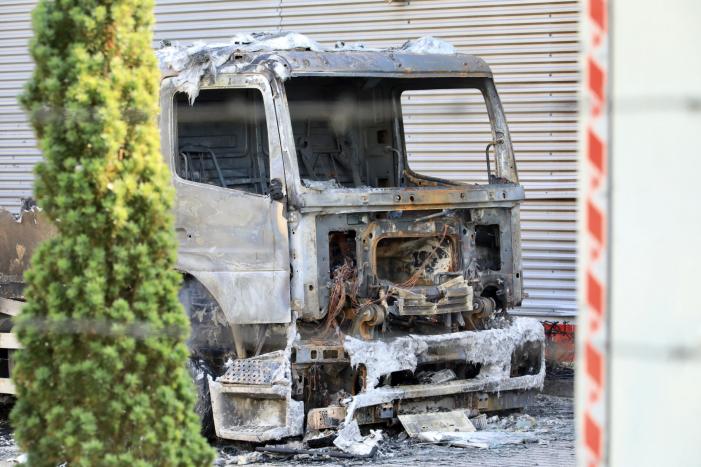 Enorme schade bij brand in vrachtwagens bij PostNL