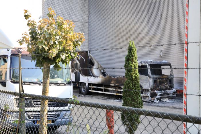 Enorme schade bij brand in vrachtwagens bij PostNL